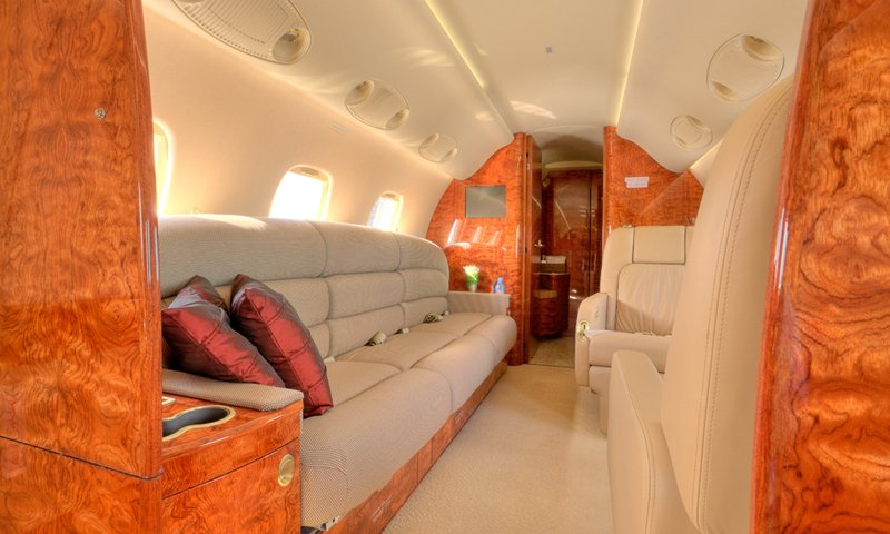 Couch in einer Embraer Legacy 600