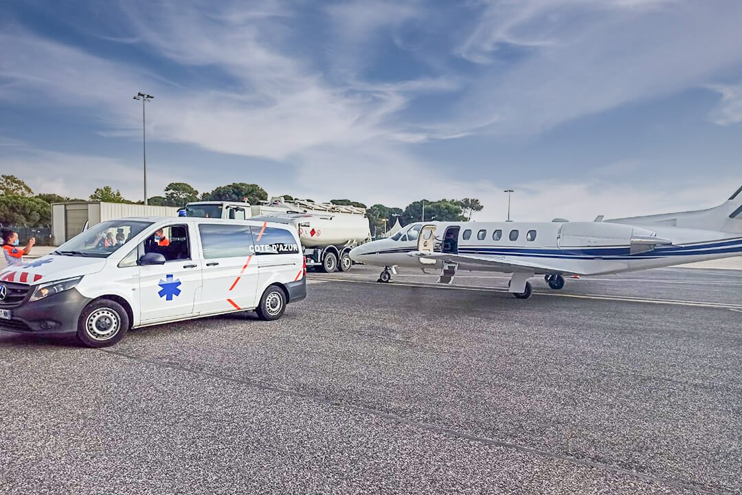 Avion sanitaire et ambulance terrestre déployés pour le transport d'un malade