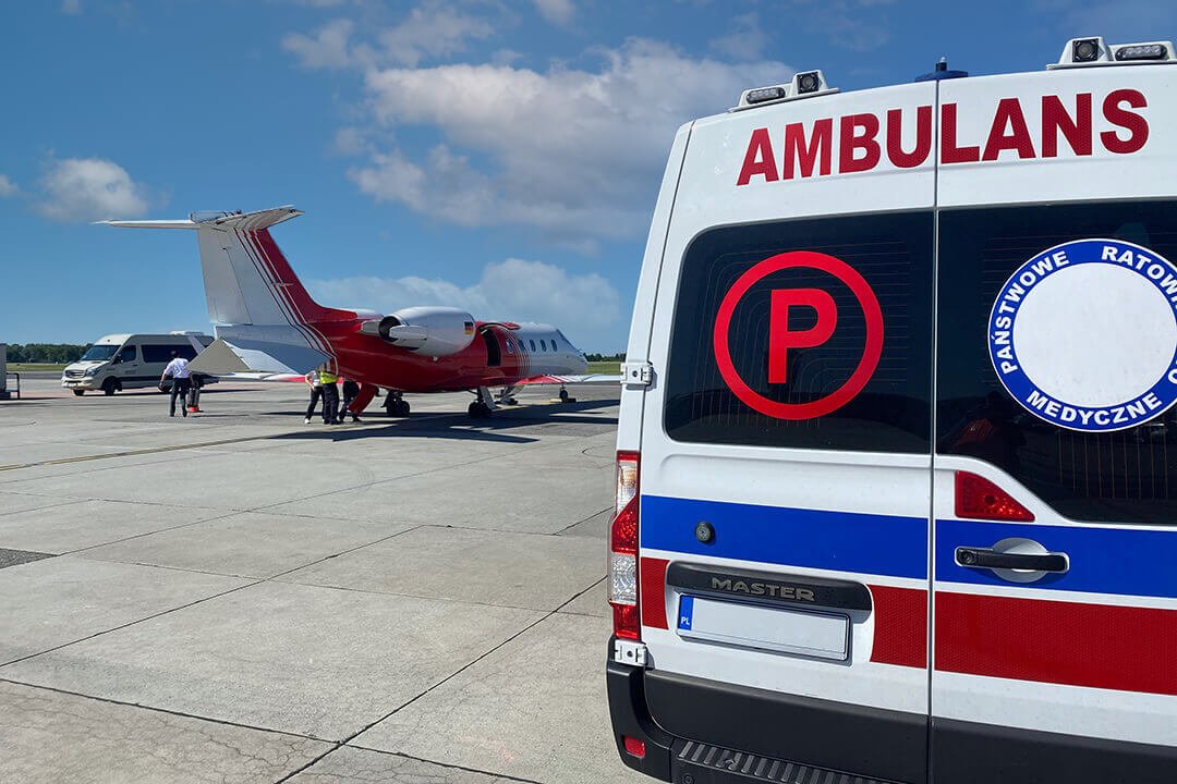 Polnischer Krankenwagen mit Ambulanzflugzeug