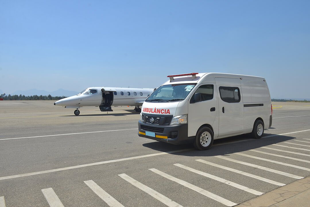 ambulancia terrestre junto a un avión sanitario
