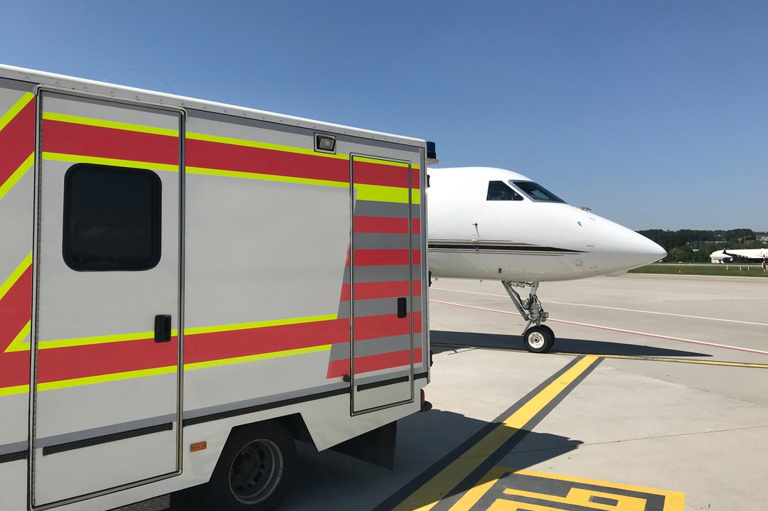 Krankenwagen mit Ambulanzflugzeug