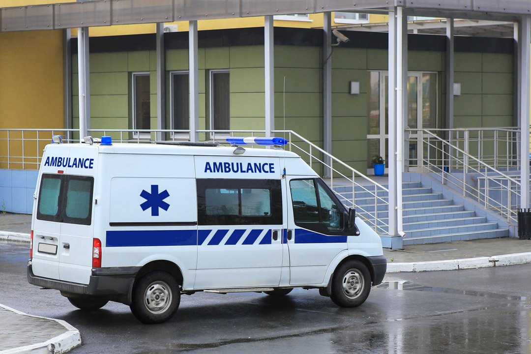 Ambulance en attente du patient aux portes de l'hôpital