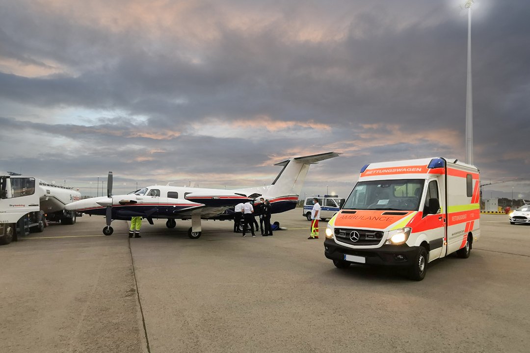 Krankenwagen neben Ambulanzflugzeug