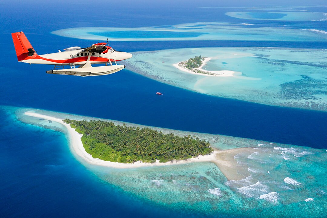 Wasserflugzeug über einer Inselgruppe