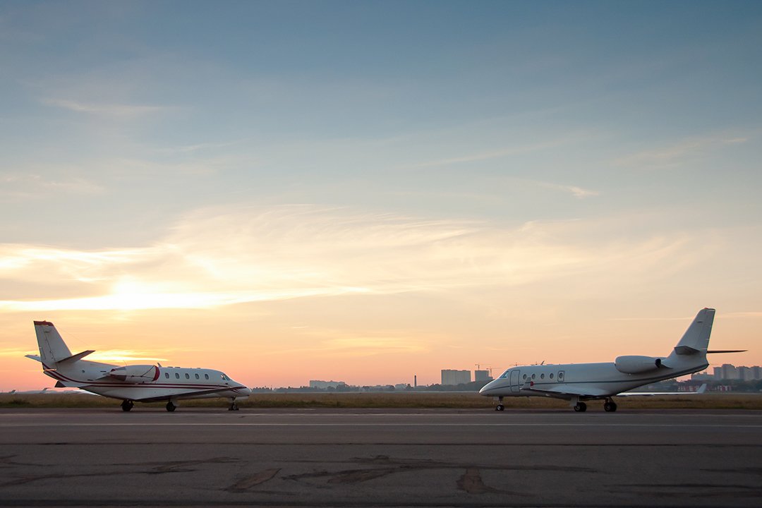 Wing-to-wing: Zwei Flugzeuge am Flughafen
