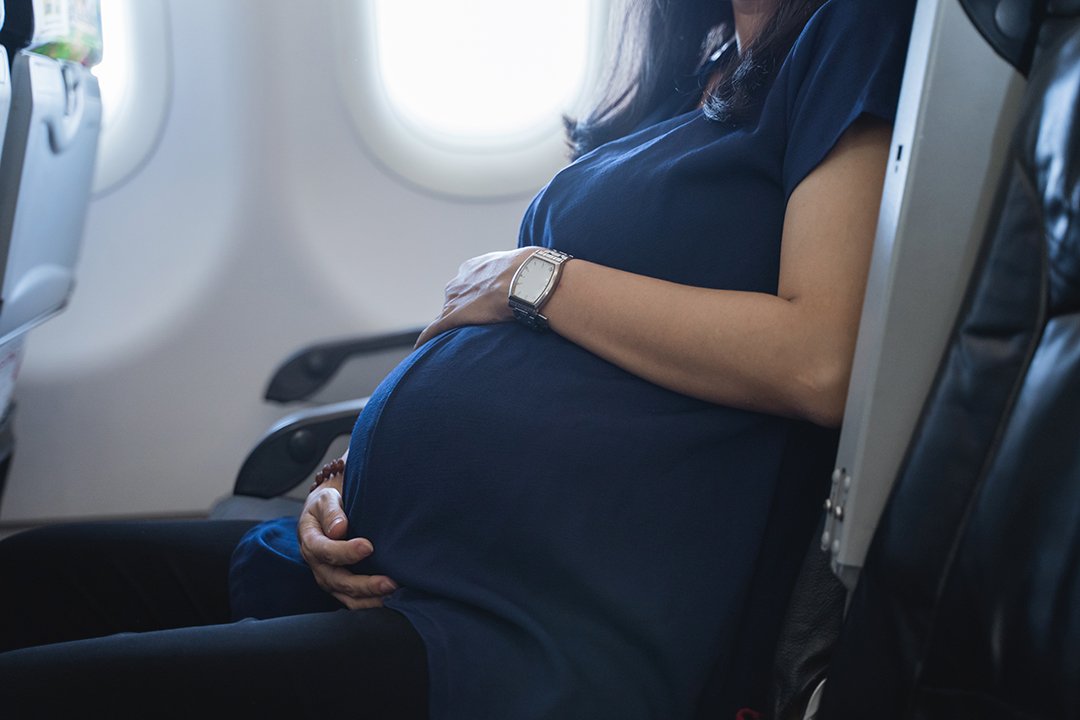 Femme enceinte en avion