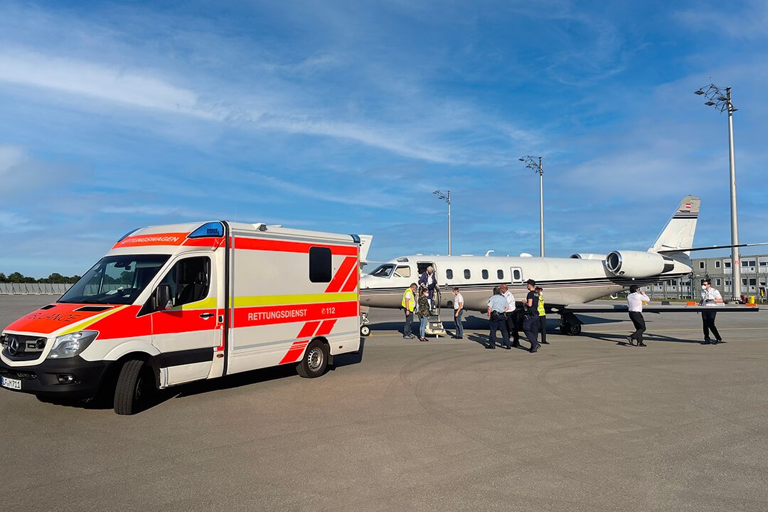 Ambulanzjet mit Krankenwagen