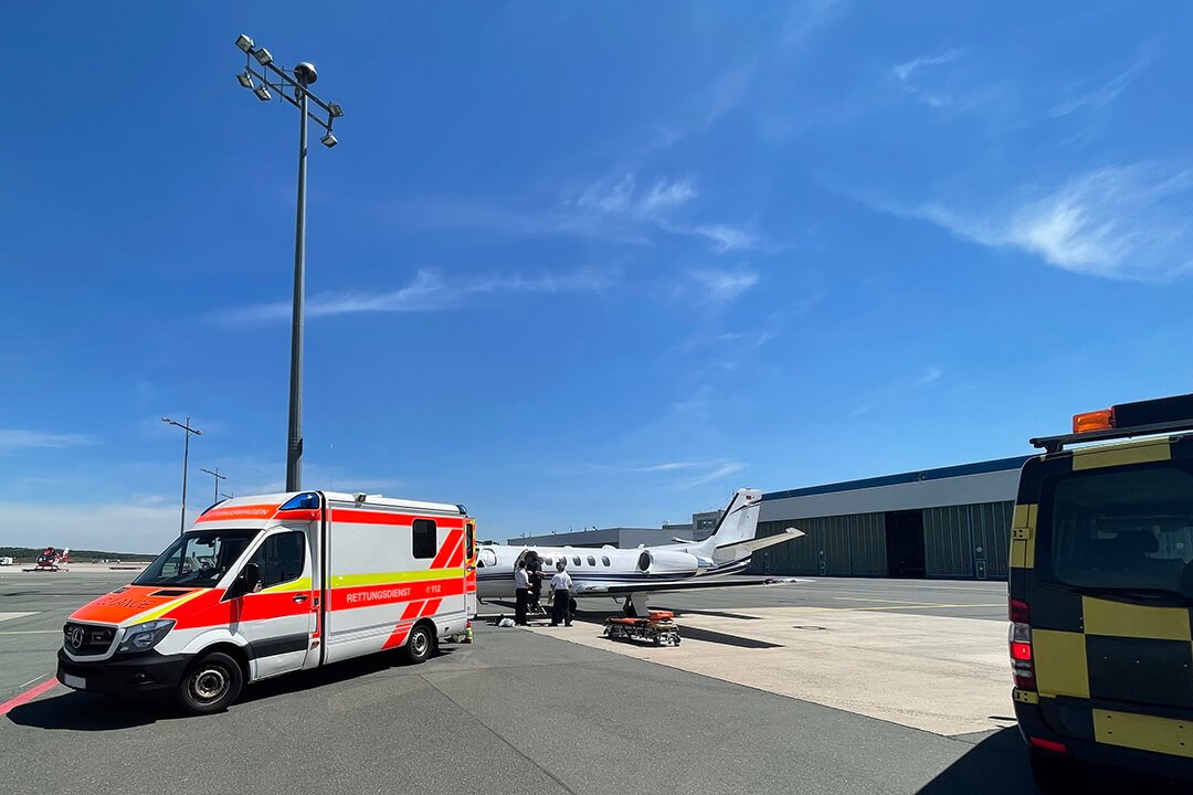 Ambulanzjet und Krankenwagen am Flughafen