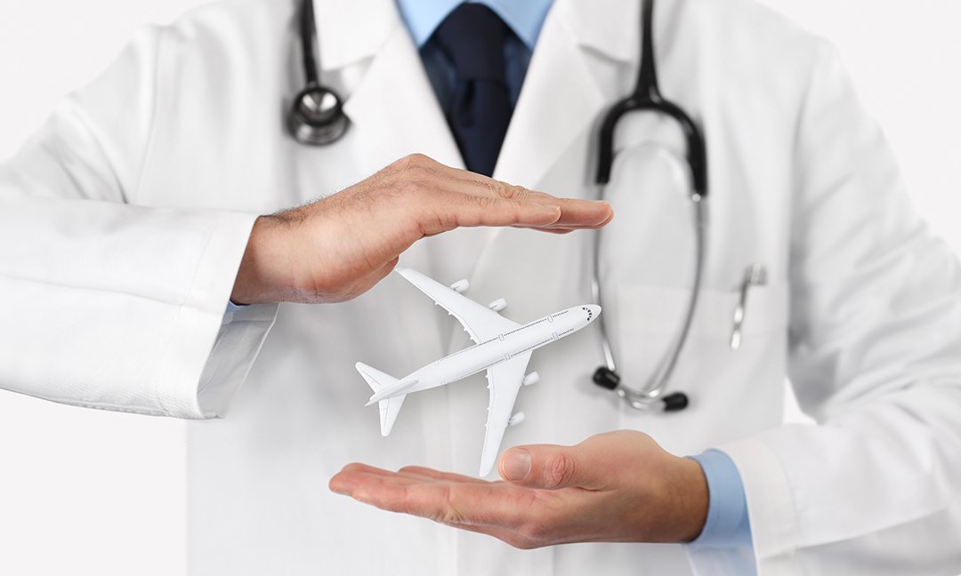 Arzt mit Flugzeug-Symbol
