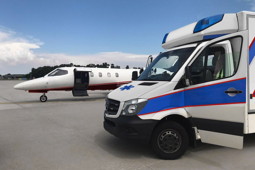Avion sanitaire et ambulance terrestre