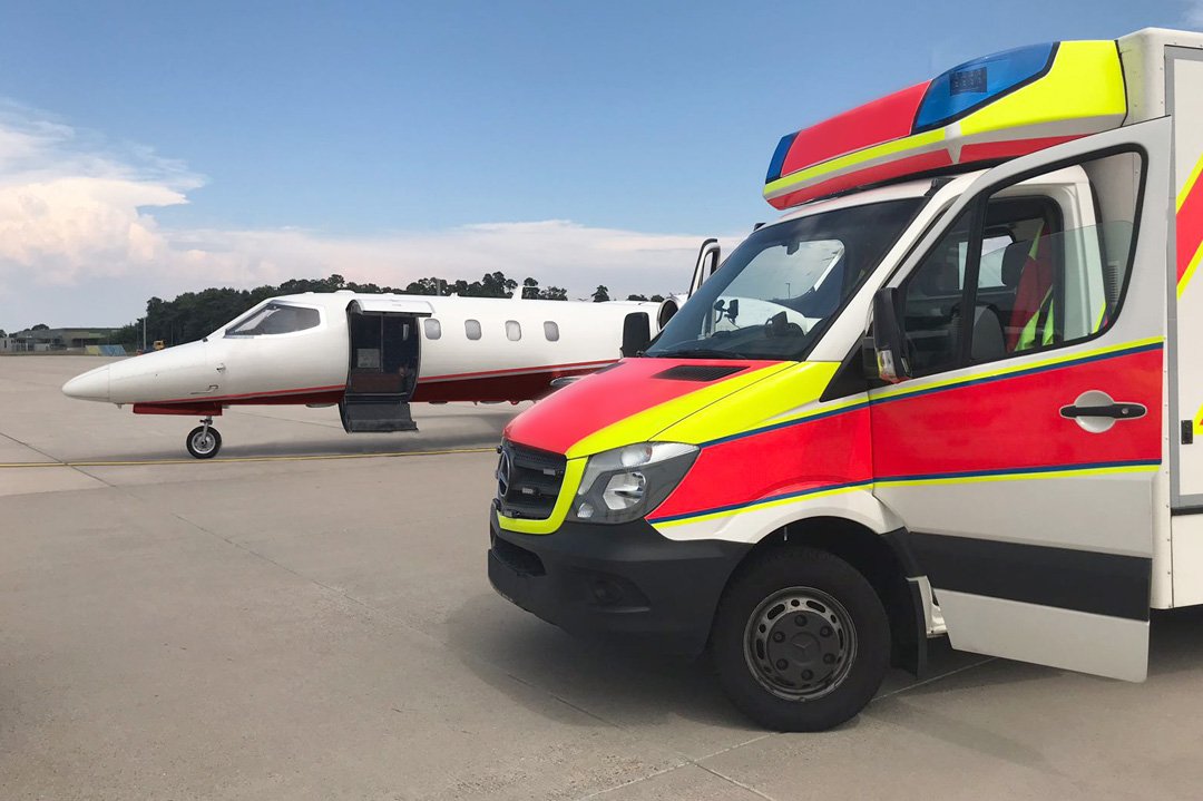 Ambulanzflugzeug mit Krankenwagen