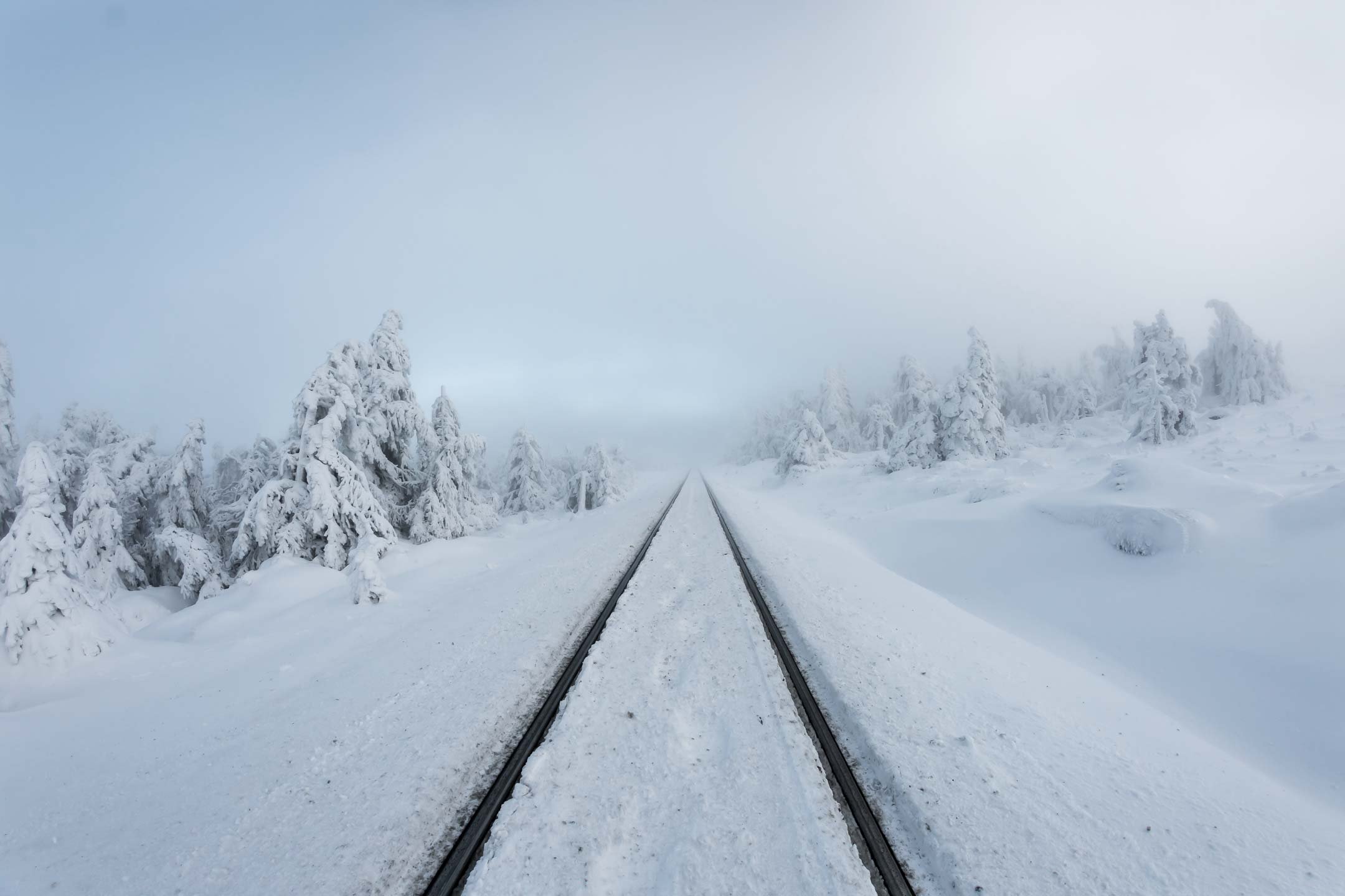 Bahnstrecke mit Schnee