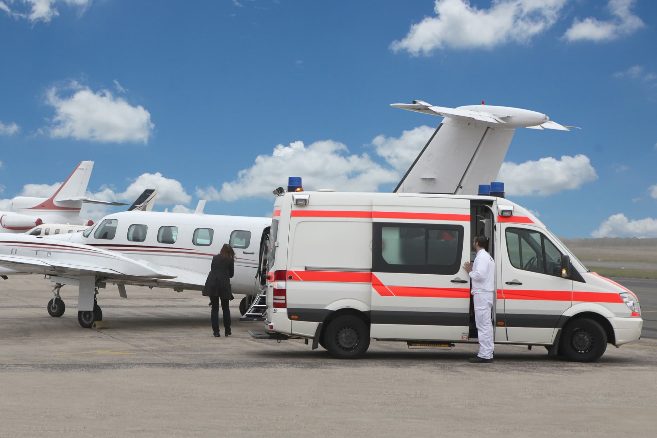 Ambulanzflugzeug und Krankenwagen am Flughafen