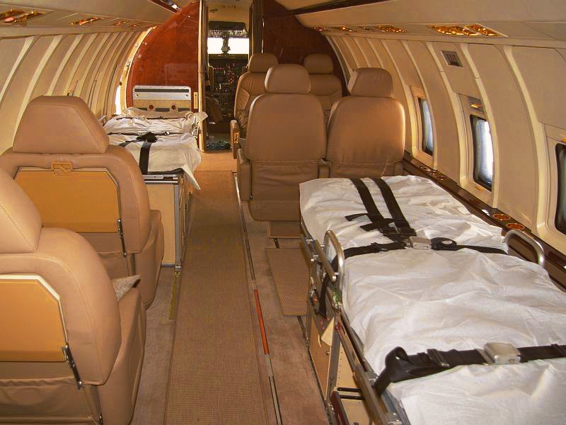 Privatflugzeug mit Patientenliege