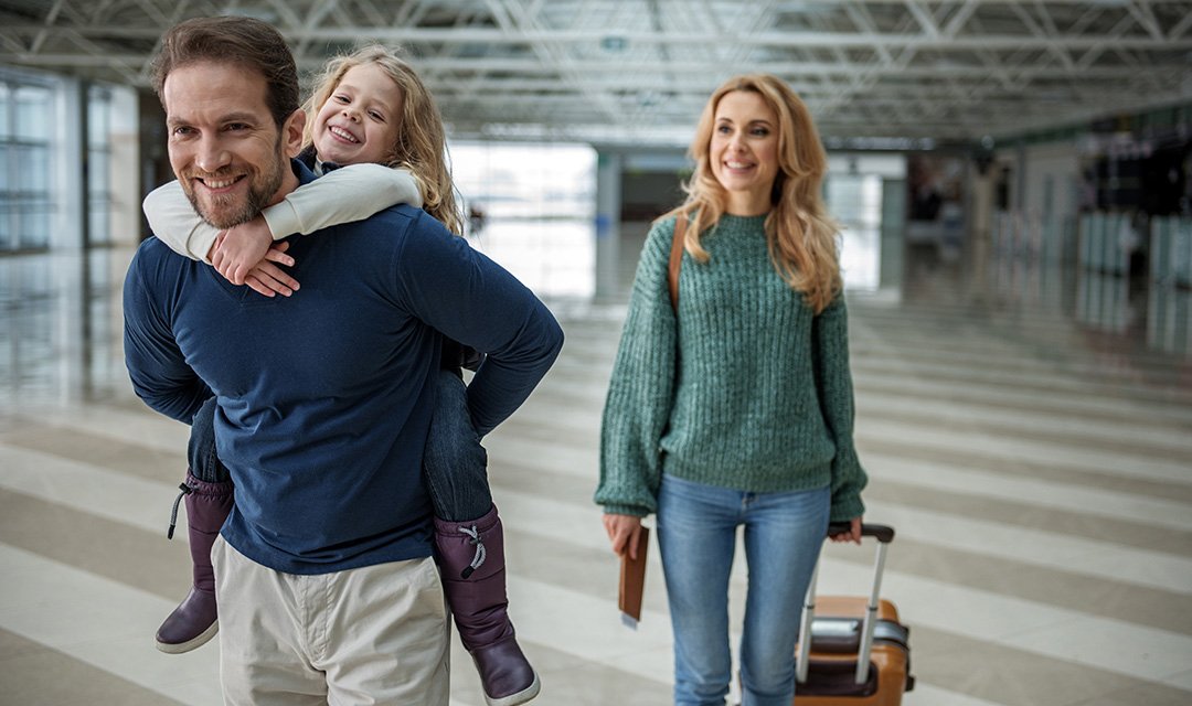 Nouveau coronavirus Royaume-Uni : famille à l'aéroport