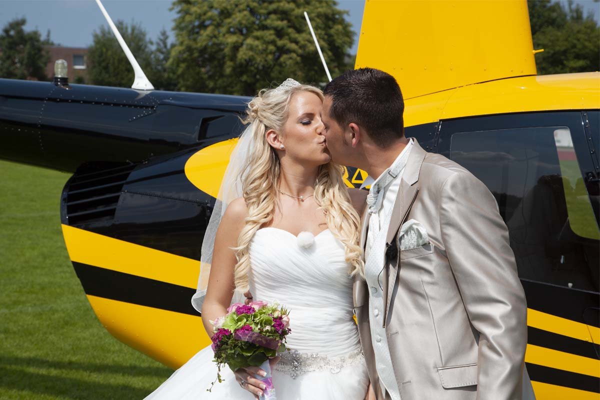 Brautpaar mit Helikopter