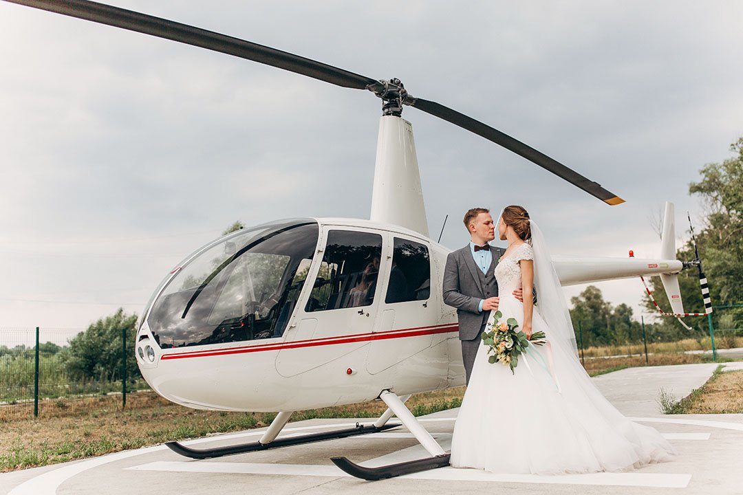 Brautpaar vor einem Helikopter