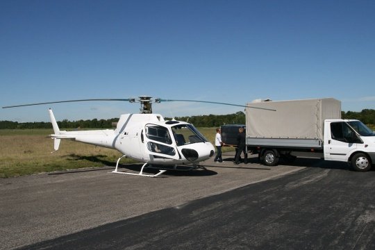 Helikopter-Frachtflug für Automobilzulieferer