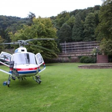 Fahnenmastmontage via Helikopter