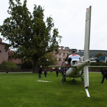 Fahnenmastmontage via Helikopter